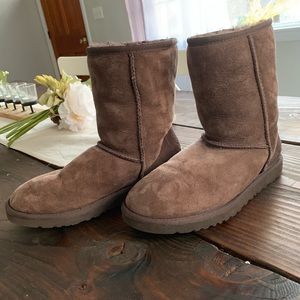 Classic Short UGG in Chocolate